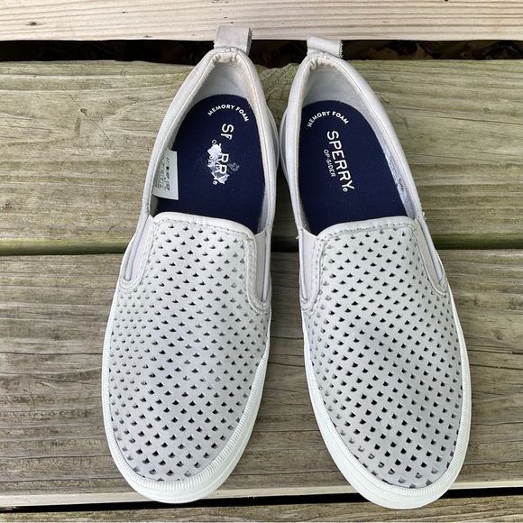 Sperry Crest Gray Leather Loafers Cut Out Scalloped Design Slip On Size 7 Flats - Picture 2 of 16